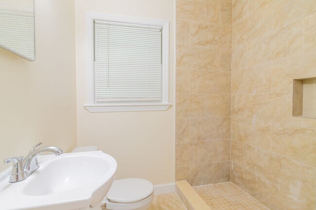 Building Photo - Lakebottom Duplex