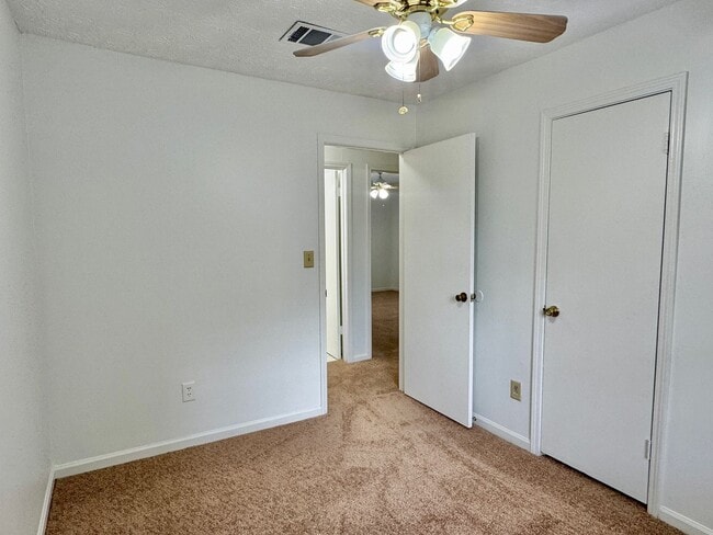 Building Photo - 3-Bedromm 2.5 bath with the Perfect Mix of...