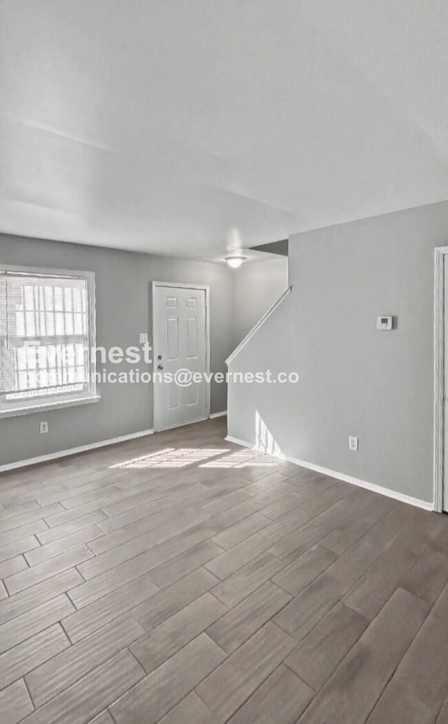 Building Photo - Townhome with Modern Amenities and Off-Street Parking
