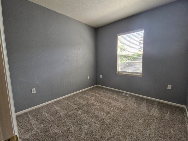 Building Photo - 12963 Grant Cir E