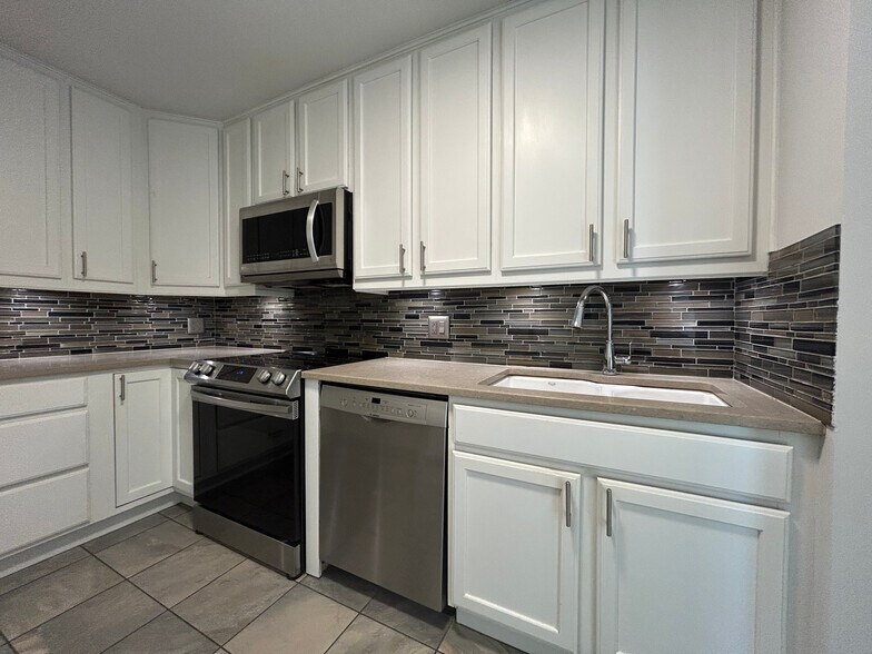 Building Photo - 1350 N Dearborn St