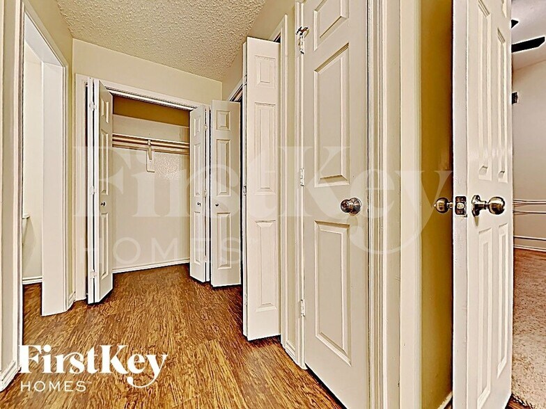 Building Photo - 811 W Lynn Creek Dr