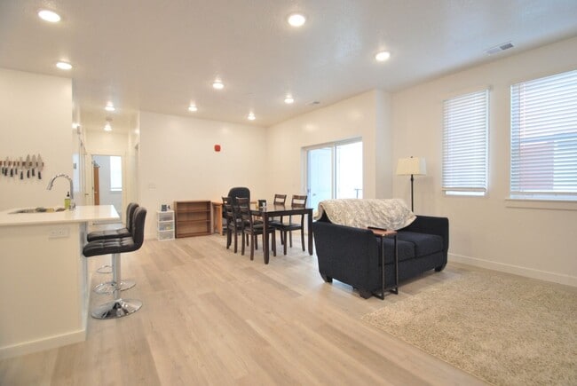 Building Photo - Modern 2 Bedroom Townhome with Amenities Included