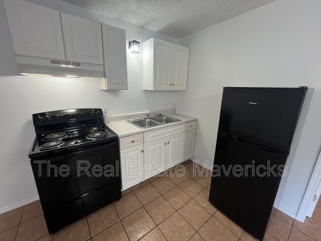 Building Photo - 925 Shallowford Rd