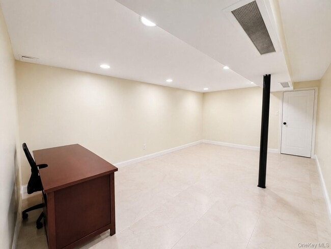 Building Photo - 49-48 Utopia Pkwy