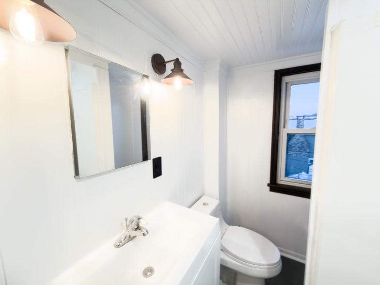 Building Photo - 14 Linden St