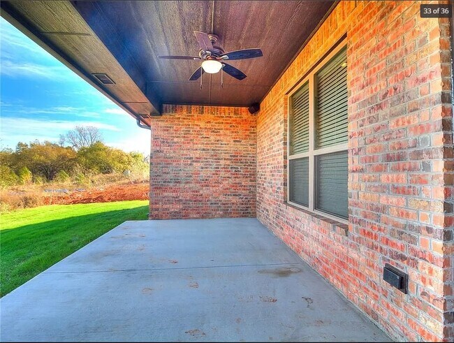 Building Photo - 2605 NE 14th St