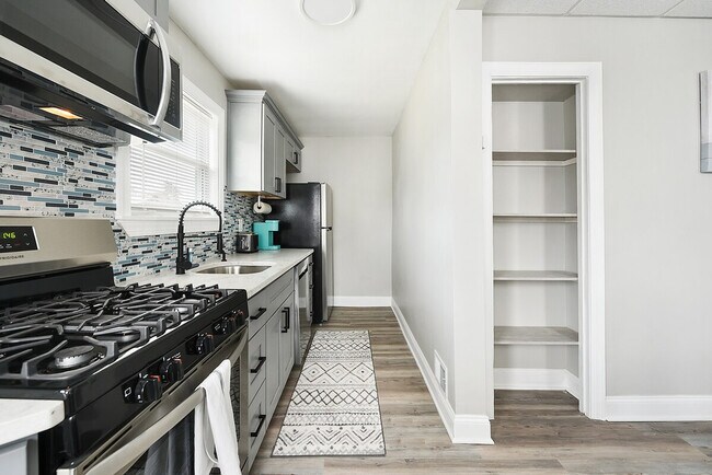 Building Photo - 444 Oneida St