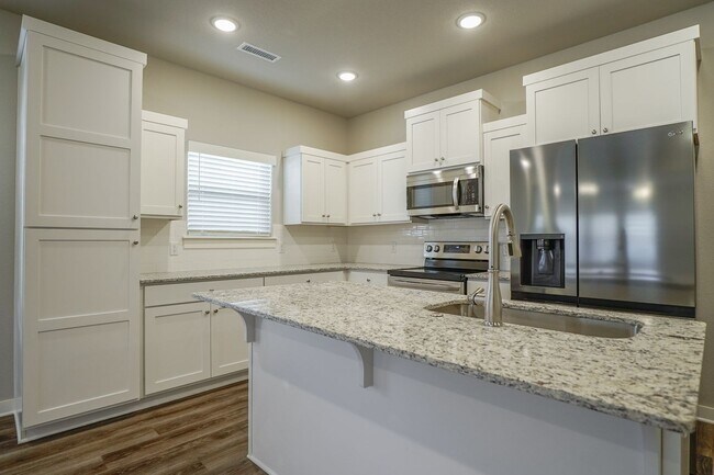 Building Photo - 4 bedroom 3.5 bath home!