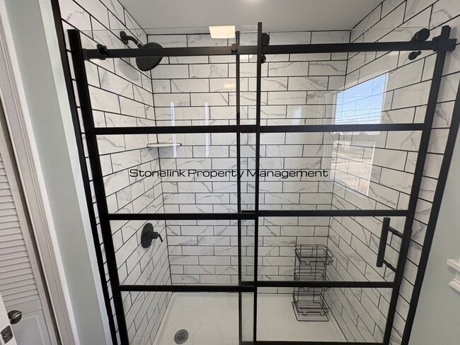 Building Photo - 321 Budlong Rd