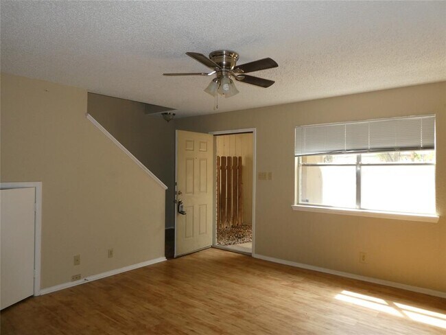 Building Photo - 1500 Waterloo Tr