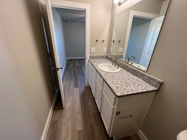Building Photo - 3 Bedroom Townhome In Harvest Wolfforth!