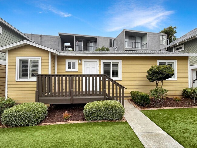 Primary Photo - Charming 2BD/1BA Detached Condo in Univers...