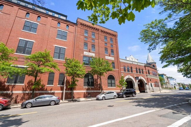 Building Photo - 245 Heath St
