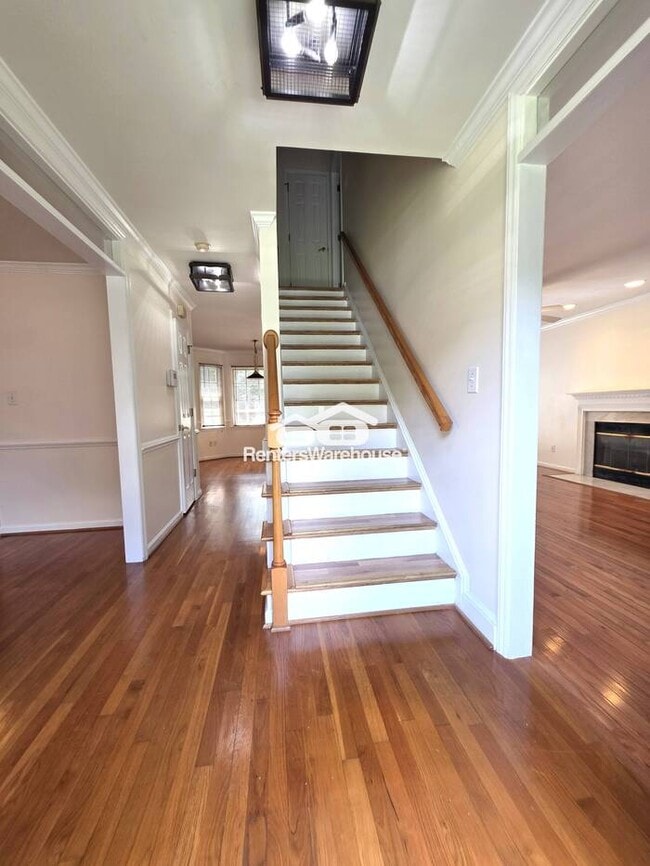 Building Photo - Lovely 3 bedroom, 2 1/2 Bath home in popul...