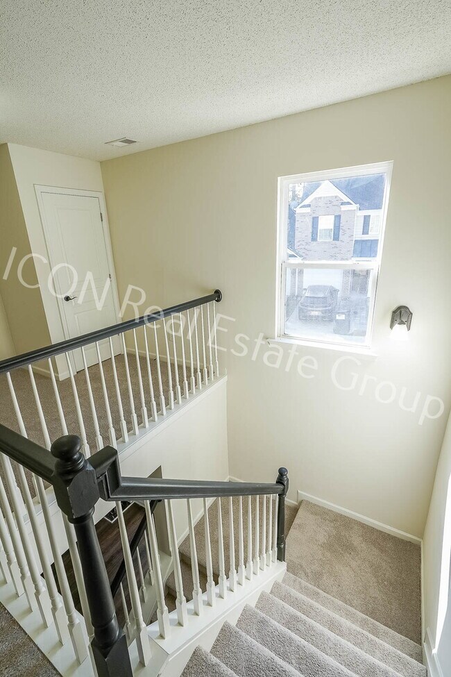 Building Photo - 2/2.5 end unit townhome in Woodstock