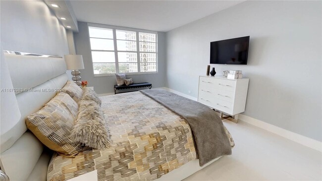 Building Photo - 5601 Collins Ave