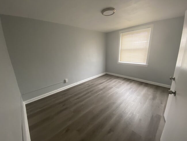 Building Photo - 562 Raritan St
