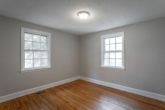 Building Photo - 3 Bedroom House in East Ridge!