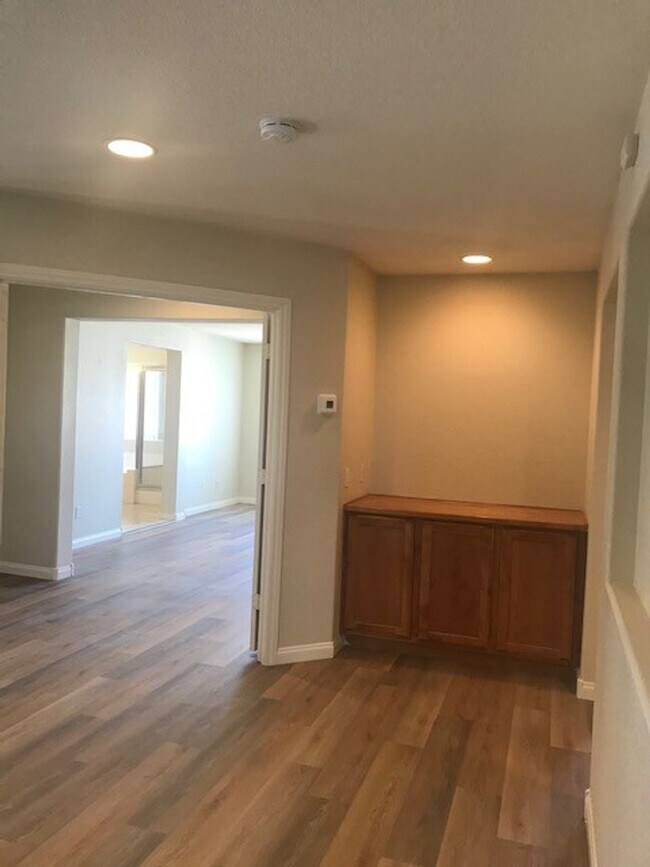 Building Photo - GATED COMMUNITY- FULLY REMODELED!