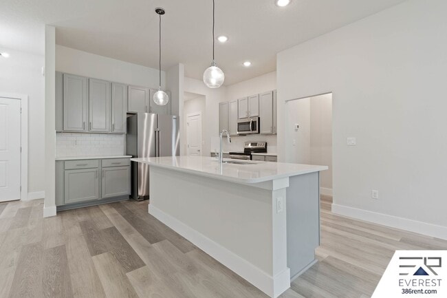 Building Photo - FULLY FENCED, LIKE NEW 3/2/2 IN PINE LAKES