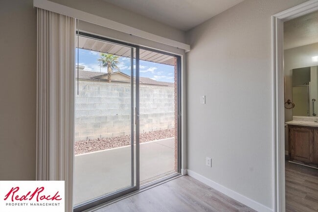 Building Photo - Remodeled 2 Bedroom Townhome. Pet Friendly!