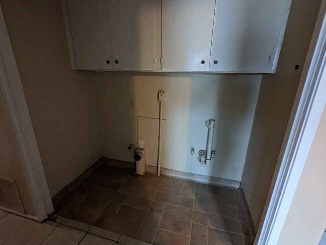 Building Photo - 1404 W Cambridge Ave