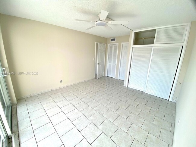 Building Photo - 400 Golden Isles Dr