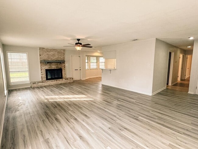 Building Photo - 102 Tanglewood Dr