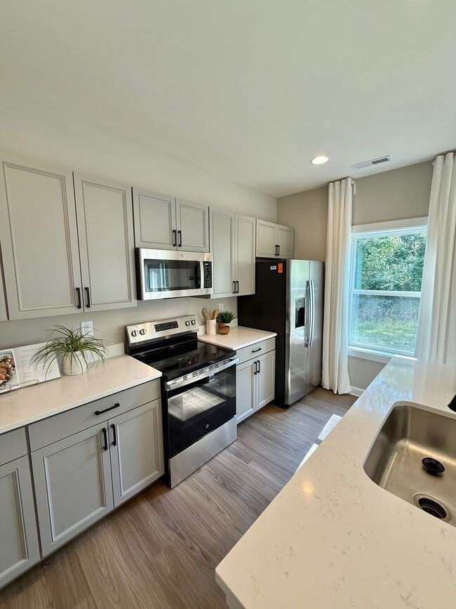 Building Photo - 3 BR/2.5BA | Newly Renovated Single Family Home | Fully Fenced Yard!