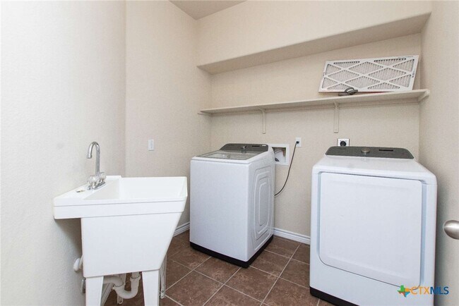 Building Photo - 3302 Vineyard Trail