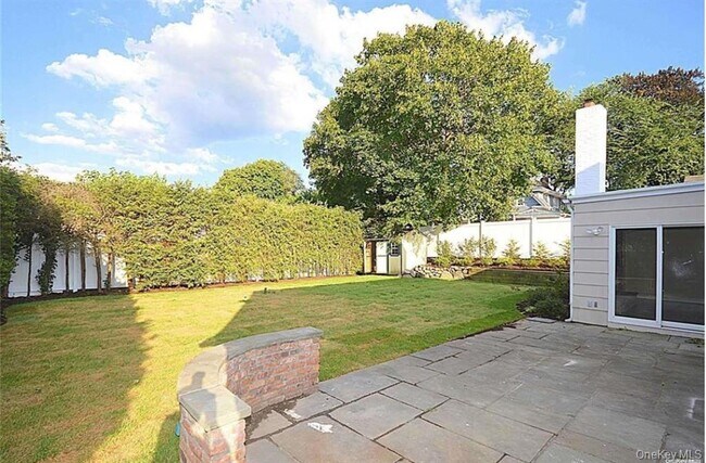 Building Photo - 4 Addison Ln