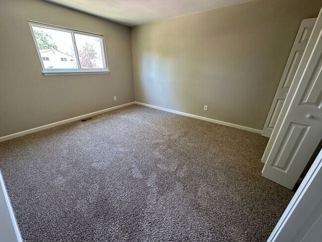 Building Photo - 4 BED 2 BATH HOME CLOSE TO PETERSON AFB & SCHRIEVER AFB!