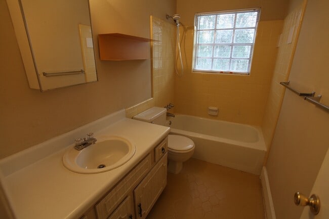 Building Photo - Charming 3BR/1BA Duplex in Convenient Location