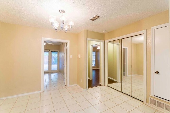 Building Photo - 817 W Rochelle Rd