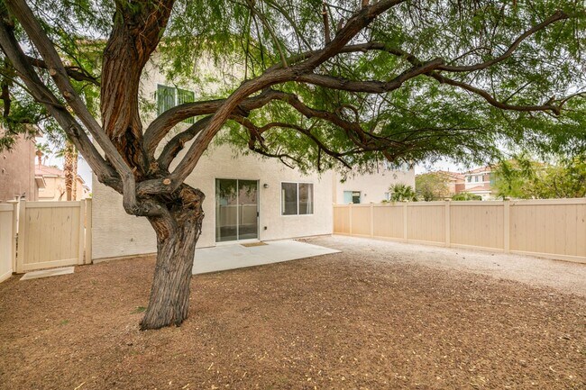 Building Photo - Beautiful 2-story home featuring 4 bedroom...