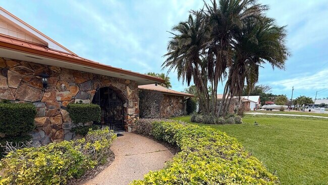 Building Photo - 465 SE Naranja Ave