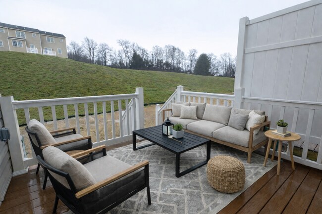 Building Photo - 3 Bedroom Townhome!