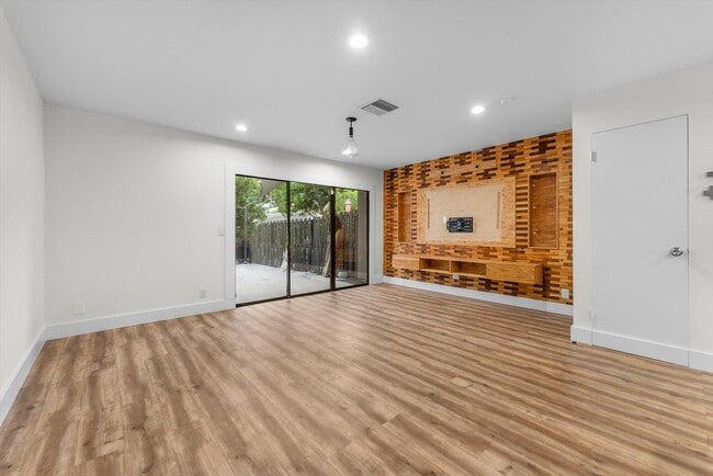 Building Photo - 850 Hill Dr