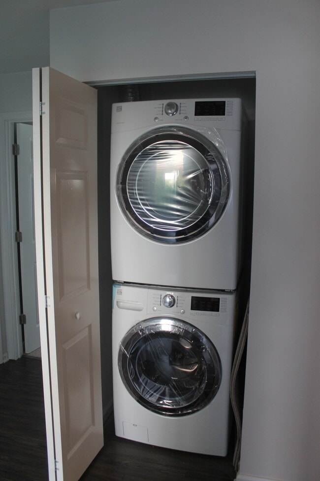 Building Photo - Redtail