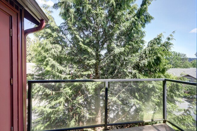 Building Photo - Beautiful Top Floor 1BR 1BA Condo in The B...