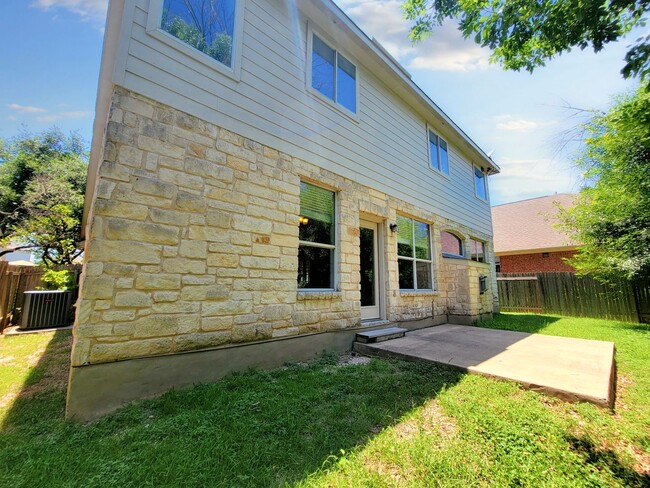 Building Photo - Large 4 Bed, 2.5 Bath Home Perfect for Com...
