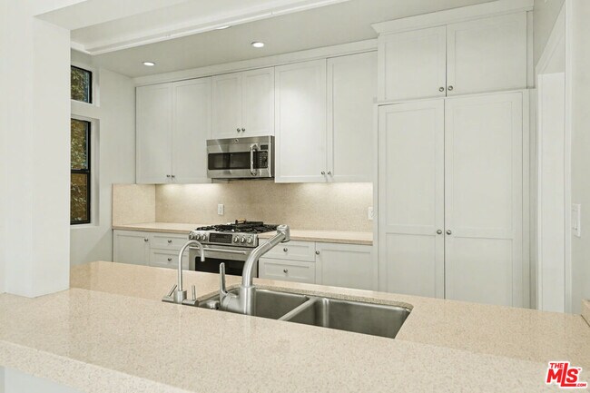 Building Photo - 1021 Westmount Dr