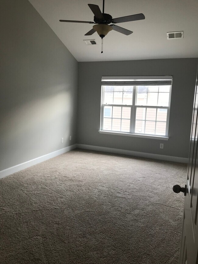 Building Photo - Reduced Rent/Move In Special/Lenox Village...