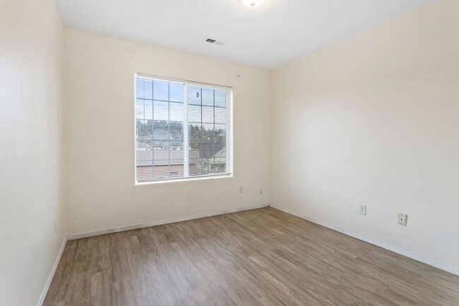Building Photo - Large 3 bedroom 2.5 Bath Home! Tour Today!