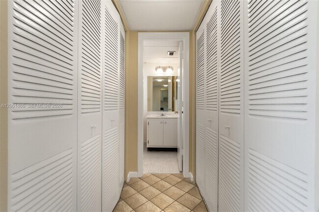 Building Photo - 7877 Golf Cir Dr