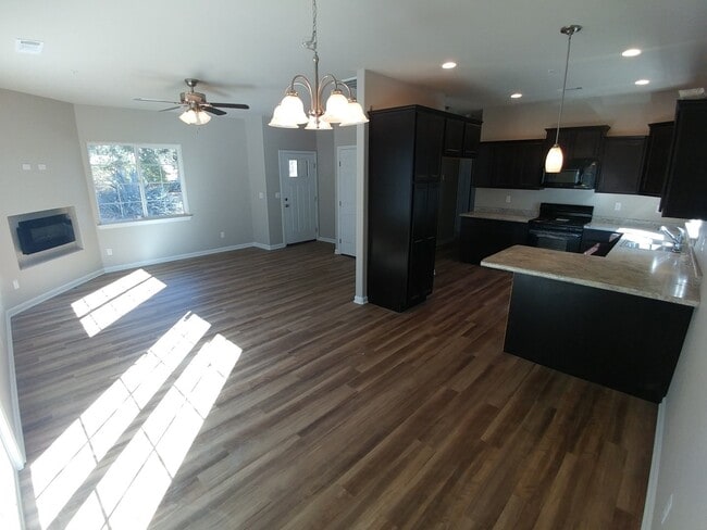 Building Photo - 3 Bedroom 2 Bathroom Home