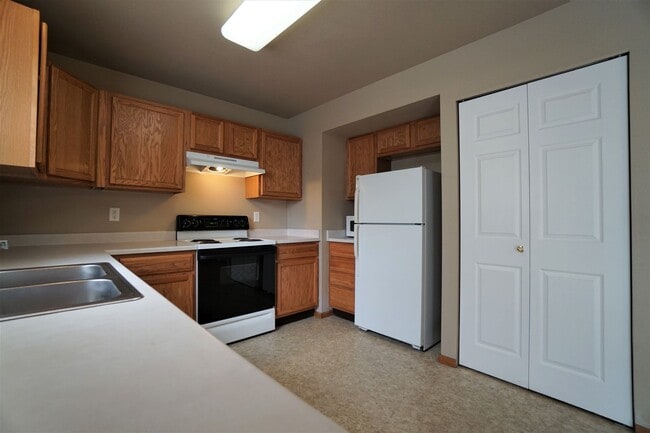 Building Photo - 472 Kitfield View
