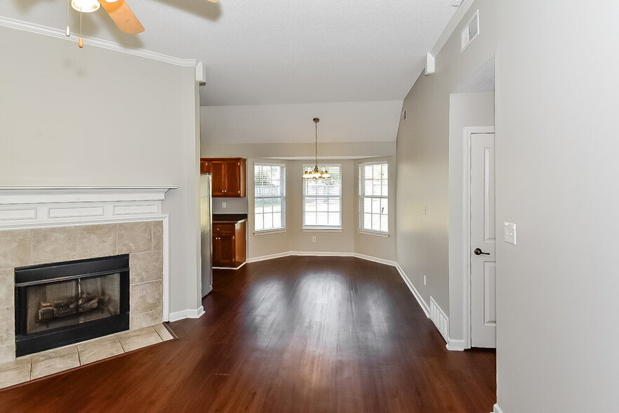 Building Photo - 4088 Ravenwood Dr N