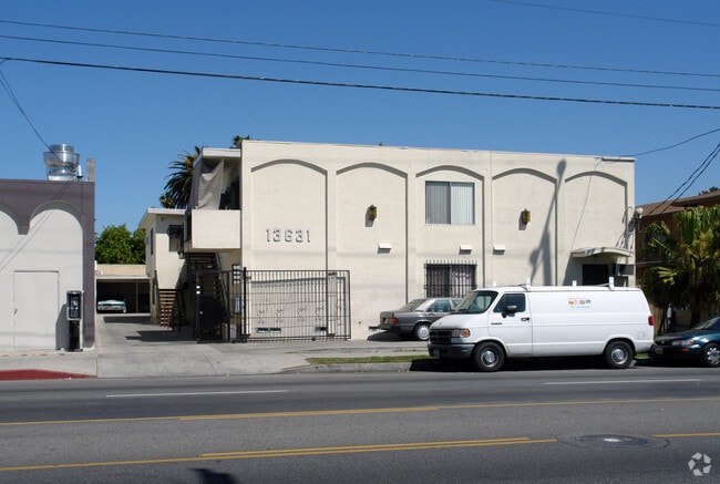 Primary Photo - 13631 Vanowen St